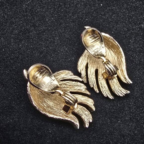 Monet Gold Tone Feather Wing Clip On Earrings Vintage Jewelry - Picture 3 of 5